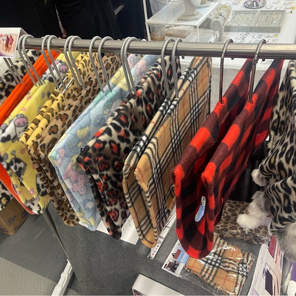 Hands free grooming stand ! Www.pethold.com - Picture 2 of 7